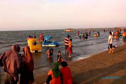WISATA JATENG : Libur Panjang, Pantai Karang Jahe Dibanjiri Wisatawan