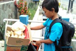 KISAH INSPIRARIF : Bocah Penjual Makaroni di Semarang Ini Undang Simpati Netizen