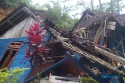 LONGSOR PONOROGO : 3 Rumah di Dusun Sambi Roboh Tertimpa Tanah Longsor