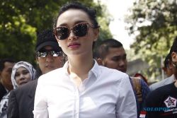 SENSASI ARTIS : Ki Kusumo Minta Zaskia Gotik Cium Bendera Merah Putih