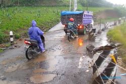 JALAN RUSAK BOYOLALI : Guru Selo Numpang Mobil Camat hingga Naik Angkutan Sapi