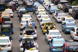 POLEMIK TAKSI UBER-GRAB: Taksi Konvensional Kalah Telak Soal Tarif, PPAD Belum Puas