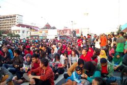 GERHANA MATAHARI TOTAL : Ratusan Warga berkumpul di Tugu Jogja, Arus Lalu Lintas Ditutup