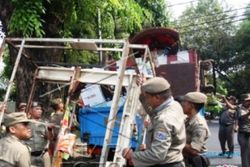 PKL SOLO : Pedagang Jl. Gajah Mada Nekat Berjualan di Trotoar