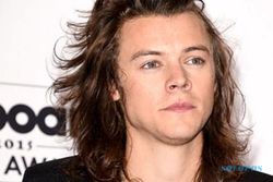 KABAR ARTIS : Harry Styles Menyesal Potong Rambut Panjangnya