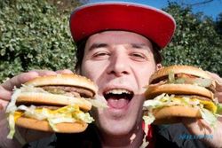 KISAH UNIK : Pria Ini Ganti Nama Jadi Bacon Double Cheeseburger