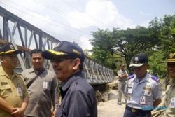 TANAH AMBLES PACITAN : Rusak, Jembatan Dondong Segera Dibangun