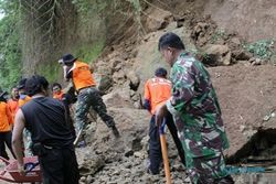 BENCANA WONOGIRI : Bukit Longsor Tutup Jalan Antar Provinsi