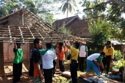 BANTUAN RTLH : Atap Bocor, Rumah Mbah Toilah Direnovasi Polisi Trenggalek