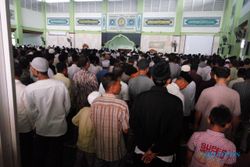 GERHANA MATAHARI TOTAL : Ribuan Muslim Salat di Masjid Agung Karanganyar