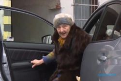 KISAH UNIK: Wow, Nenek Ini Doyan Ngebut Pakai Mobil Fast Furious
