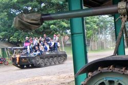 FOTO ALUTSISTA TNI : Tank AMX 13 Retrofit untuk Warga