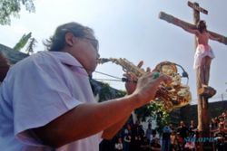 FOTO PASKAH 2016 : Saksofon Iringi Penyaliban di Ungaran