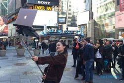 TREN UNIK : Hanya di Amerika, Sekelompok Orang Selfie Pakai Macbook