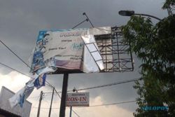 BALIHO RUSAK NGAWI : Baliho di Depan Plaza Ngawi Hampir Roboh, Netizen Gerah