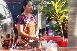 TRENDING SOSMED : Ini Dia Bakul Ayam Cantik Pasar Pagi Salatiga...