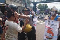 OPERASI SIMPATIK 2016 : Polisi Berdandan Punakawan Bagikan Helm Gratis di Magetan