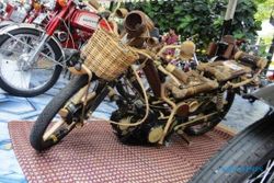MODIFIKASI MOTOR: Intip Uniknya Honda Astrea Berbahan Bambu Ini