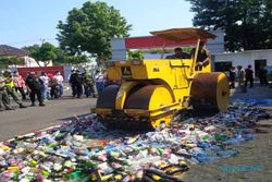 KASUS MIRAS BANTUL : 1.099 Botol Miras Dihancurkan dalam HUT Satpol PP