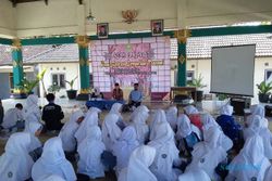 SEKOLAH 5 HARI : Madrasah Diniyah Bingung Tata Ulang Kurikulum