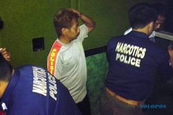 RAZIA SEMARANG : Berkaraoke di Bandungan Pakai Kaus Polisi, Pria Ini Disuruh Copot Baju…