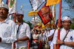 NYEPI 2017 : Ribuan Umat Hindu Ikuti Upacara Melasti