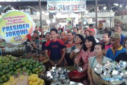 JOKOWI PUNYA CUCU : Pengunjung dan Pedagang Pasar Gede Berebut Jenang Merah-Putih