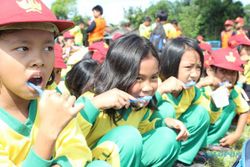 REKOR MURI : 1013 Pelajar SD di Gunungkidul Gosok Gigi Massal