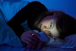 INFO HIDUP SEHAT : Hati-Hati, Kebiasaan Main HP Sebelum Tidur Bisa Sebabkan Kanker Mata