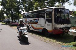 KECELAKAAN KARANGANYAR : Minibus Rombongan Pelayat Seruduk Mahasiswi Hingga Tewas