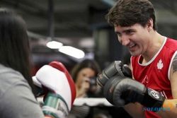 PERDANA MENTERI KANADA : PM Kanada Ganteng Ini Pakai Sarung Tinju dan Pamer Tato