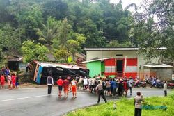KECELAKAAN KARANGANYAR : Diduga Ban Selip, Minibus Langsung Jaya Tergelincir di Tikungan