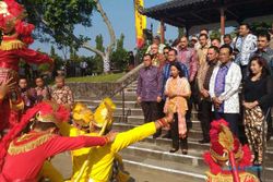 WISATA JOGJA JATENG : Kereta Prameks Bergambar Batik dan Objek Wisata Joglosemar Diluncurkan