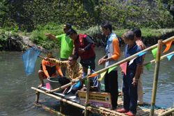 HARI BUMI : Pecinta Alam SMA N 10 Jogja Menebar Bibit Ikan di Sungai Gajah Wong