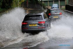 Bahaya Mobil Melewati Banjir, Jangan Asal Terobos!