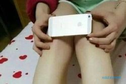 TREN UNIK : Pamer Kaki Kurus Disandingkan Iphone 6 Jadi Tren di Tiongkok