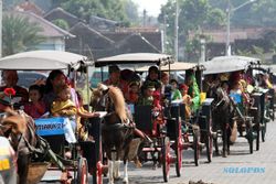 FOTO PAWAI ANDONG : Siswa PAUD Se-Kecamatan Pasar Kliwon Ikuti Pawai Andong