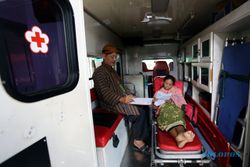 UJIAN NASIONAL 2016 : UN di Blitar, Pakai Baju Jadul hingga Kerjakan Soal di Ambulans