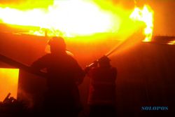 KEBAKARAN PABRIK JOKOWI : Pabrik Mebel Rakabu di Kalijambe Terbakar, Water Canon Dikerahkan