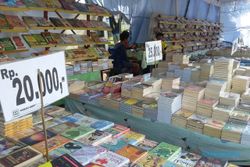 PAMERAN BUKU : Ribuan Buku Dijual di Alun-alun Madiun, Novel Paling Laris