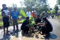 JALAN RUSAK PONOROGO : Jalan Sukorejo-Sampung Berlubang, Warga Tanam Pohon Pisang dan Nisan