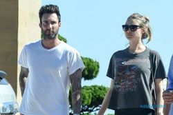 KABAR ARTIS : Adam Levine dan Istrinya Kecelakaan Mobil