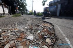 FOTO JALAN RUSAK : Kerusakan Jalan di Solo akan Diperbaiki Pemkot