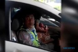 KISAH UNIK : Melahirkan di Mobil, Persalinan Wanita Ini Dibantu 2 Polisi