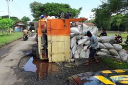 KECELAKAAN PONOROGO : Truk Terguling di Bangunrejo, 7,5 Ton Gabah Berceceran