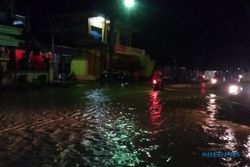 BANJIR PONOROGO : Banjir Rendam Maguan, Toko-Toko di Pasar Tamansari Kemasukan Air