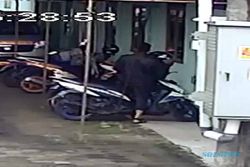 Pencuri Helm di Masjid Agung Lama Boyolali Terekam Kamera CCTV