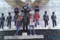 FOTO KONTROVERSIAL : Buru ABG Penginjak Patung Pahlawan, Polisi Juga Minta Pendapat Pakar