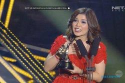 INDONESIAN CHOICE AWARD 2016 : Creative and Innovatif Person: Raditya Dika Dikalahkan Merry Riana