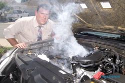TIPS OTOMOTIF: Jangan Panik! Begini Pertolongan Pertama Saat Mesin Mobil Overheat